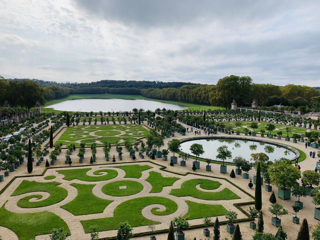 Версаль келісім. Версальский дворец и сады. Парк «Версаля» в Версале. Парк Версаль малый парк. Версаль Франция ворота.